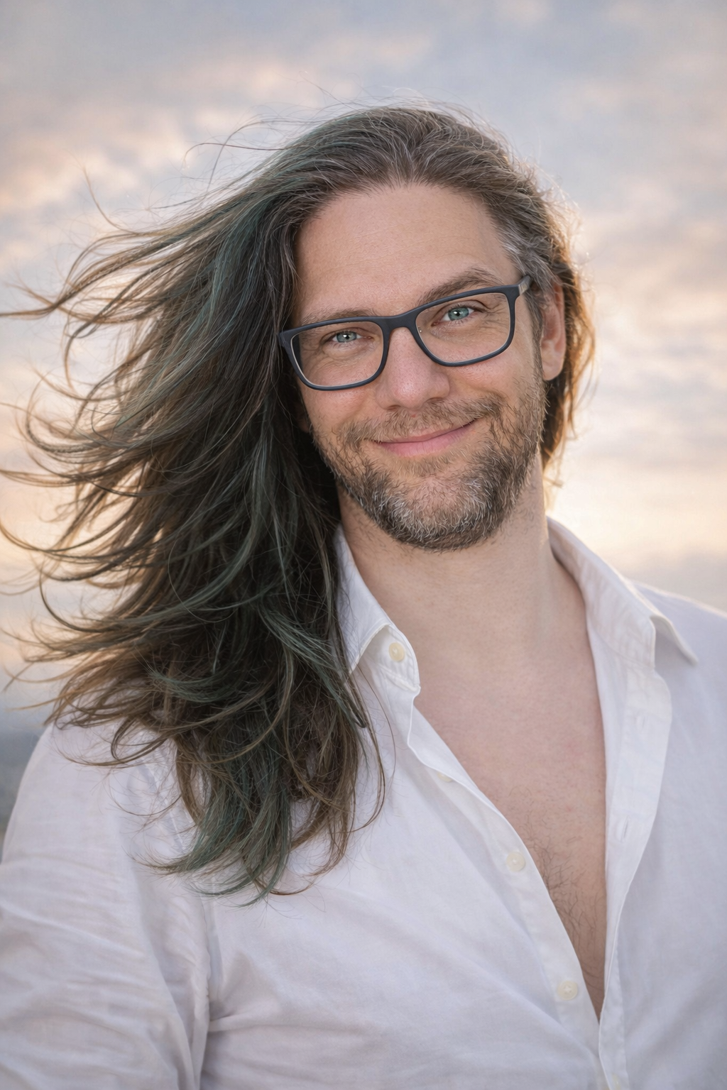 Kurzer Kontext: Beim weißen Hemd sind wir im Stream irgendwie bei Prince Charming gelandet – wallendes Haar im Wind, halb offenes Hemd, dieses leicht freche Lächeln. Irgendwann meinte ich dann: „Okay, das schreit nach KI.“
Und ganz ehrlich: Ich finde, das Ergebnis kann sich absolut sehen lassen. Oder was sagt ihr? XD