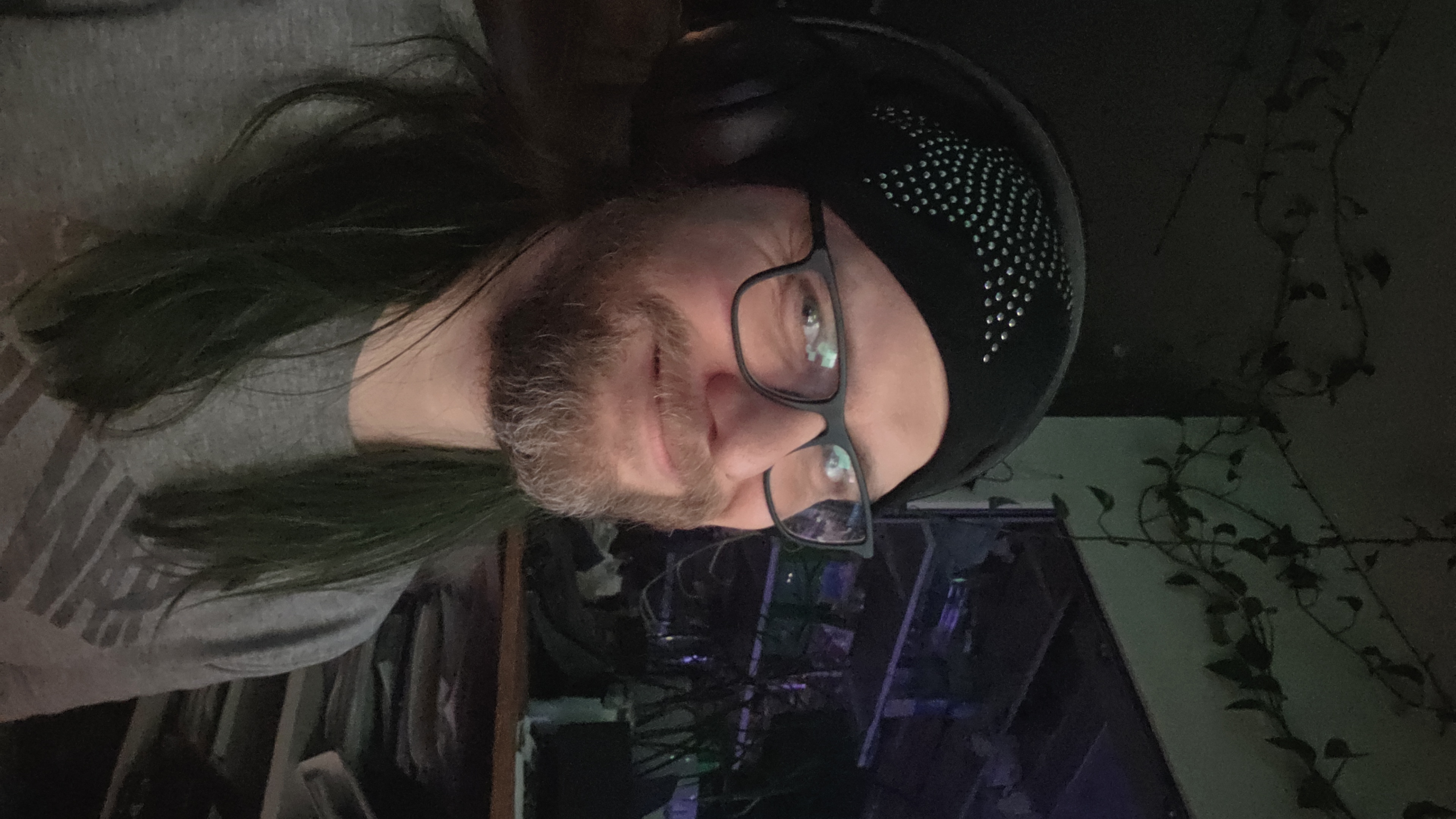 Das Bild ist ebenfalls im Stream entstanden, diesmal bei #ragnarokonline.
Wir waren upgraden und ich hab daraus aktuell ein kleines Spiel gemacht: Zuschauer raten, setzen Kanalpunkte auf die Erfolgschance – Spannung inklusive.
Der liebe Lucian hatte gewonnen und fragte dann, was er bekommt.
Also hab ich ihm genau dieses Bild geschickt.